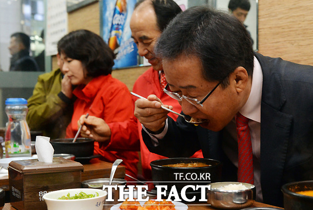 홍준표 자유한국당 후보가 17일 오전 서울 송파구 가락시장에서 공식 첫 유세를 마치고 순대국밥을 먹고 있다. /송파=이새롬 기자