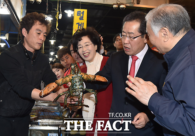 홍준표 자유한국당 대선 후보가 공식 선거 시작일인 17일 오전 서울 송파구 가락동 농수산물시장을 찾은 가운데, 한 상인으로부터 받은 바닷가재를 들어보이고 있다. /송파=이새롬 기자