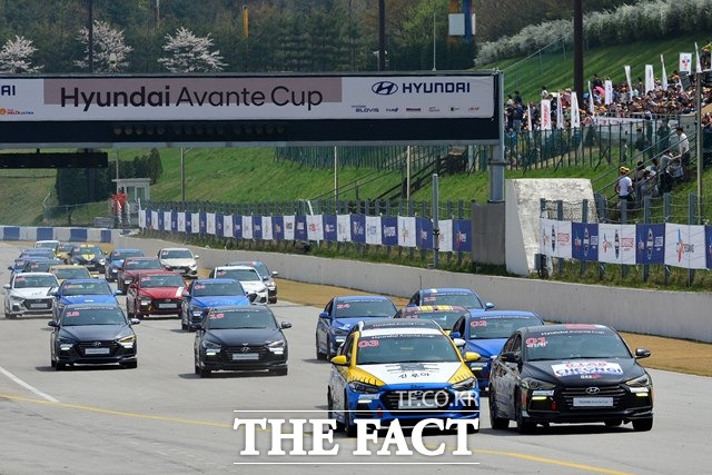 현대자동차가 15일과 16일 이틀 동안 경기도 용인 에버랜드 스피드웨이 서킷에서 2017 현대 아반떼컵 마스터즈 레이스 개막전을 진행했다고 밝혔다. / 진영석 기자