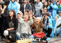 [TF포토] 경북대 앞에서 울려 퍼진 문재인 후보 지지자들의 환호