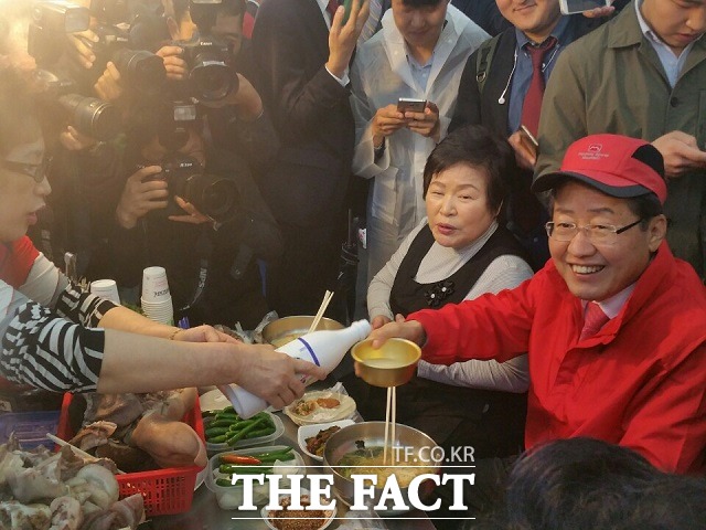 홍준표 자유한국당 대선 후보가 17일 대전 중앙시장에서 한 상인이 주는 막걸리를 받고 있다. /대전=신진환 기자