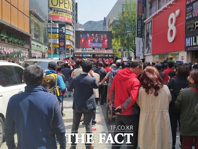 18일 부산 부산지구 부전동 서면역 인근에서 홍준표 자유한국당 대선 후보가 집중 유세를 벌인 가운데 시민들이 홍 후보의 유세를 듣고 있다. /부산=신진환 기자