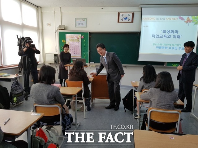 유승민 바른정당 대선호보가 18일 오전 10시 경기 김포시 하성고등학교를 방문했다. 유 후보가 학생과 인사를 하고 있다. /김포=변동진 기자