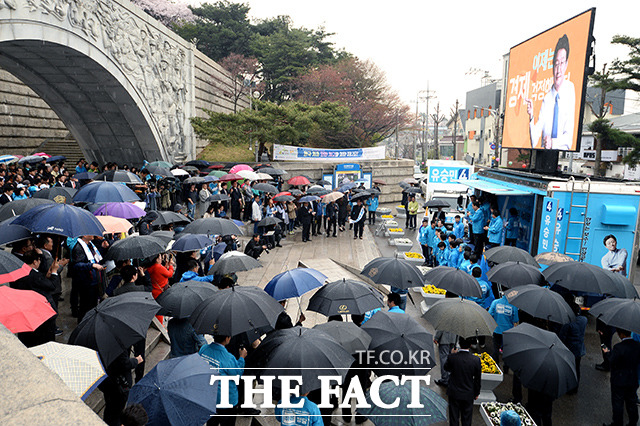 공식 선거운동 첫날인 17일 오전 전국적으로 비가 내린 가운데 유승민 후보 선거운동 차량 앞에 시민들이 우산을 쓰고 모여있다. /임세준 기자