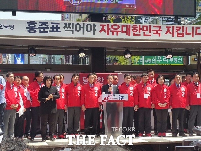 홍준표(가운데) 자유한국당 대선 후보가 18일 부산 부산진구 부전동 서면역 인근에서 열린 집중유세에서 연설을 하고 있다. /부산=신진환 기자