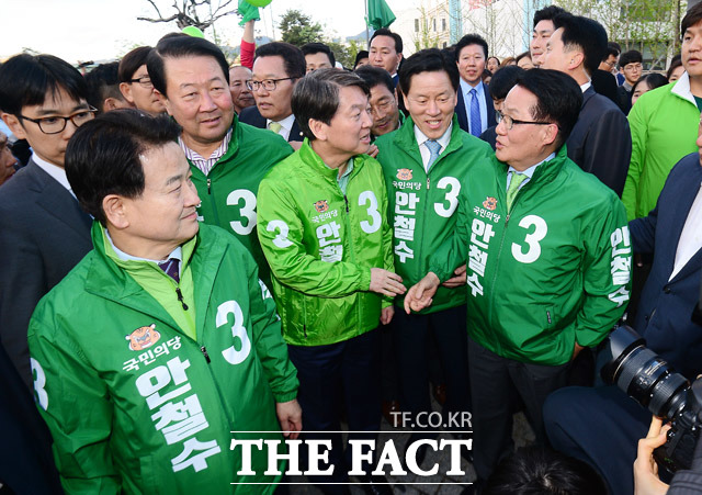 박지원 국민의당 대표는 일각에서 제기된 안철수 후보와 김종인 전 더불어민주당 비대위 대표의 갈등에 대해 삐걱거리지 않는다고 강조했다. /배정한 기자