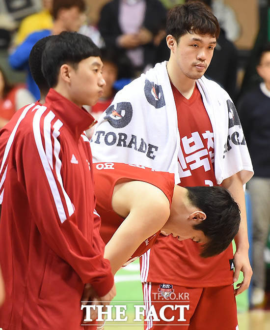 오리온이 91-84로 패하며 챔프전 진출에 실패한 가운데 허일영, 이승현이 아쉬운 표정으로 팬들에게 인사를 하고 있다.