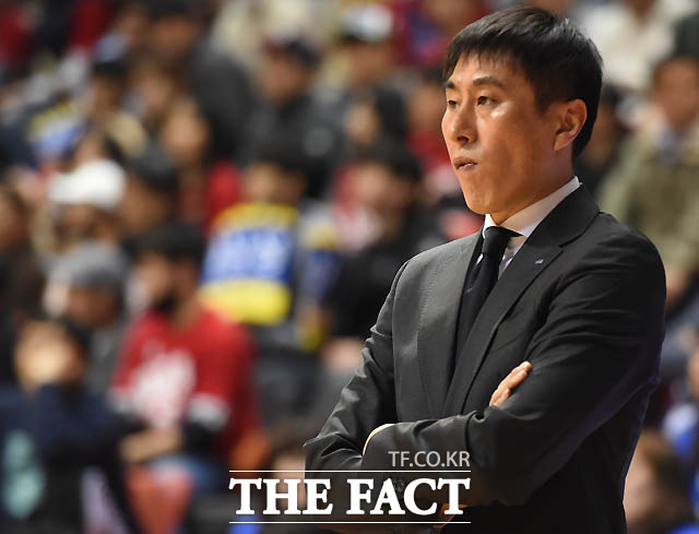 삼성 이상민 감독이 잔뜩 긴장한 표정으로 경기를 지켜보고 있다.