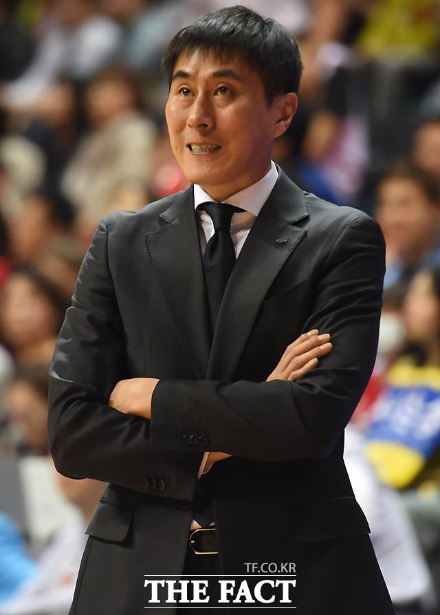 삼성 이상민 감독이 잔뜩 긴장한 표정으로 경기를 지켜보고 있다.