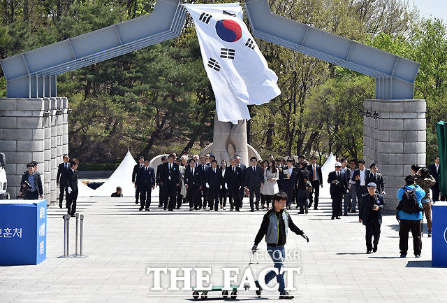 기념 행사 후 뒷정리하는 관계자들