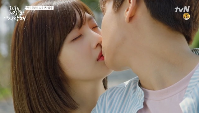 조이와 이현우 첫 키스 달달함이 가득! 18일 방송된 tvN 드라마 그녀는 거짓말을 너무 사랑해에서 이현우와 조이가 서로의 마음을 확인하며 첫키스를 했다./그녀는 거짓말을 너무 사랑해 방송 캡처