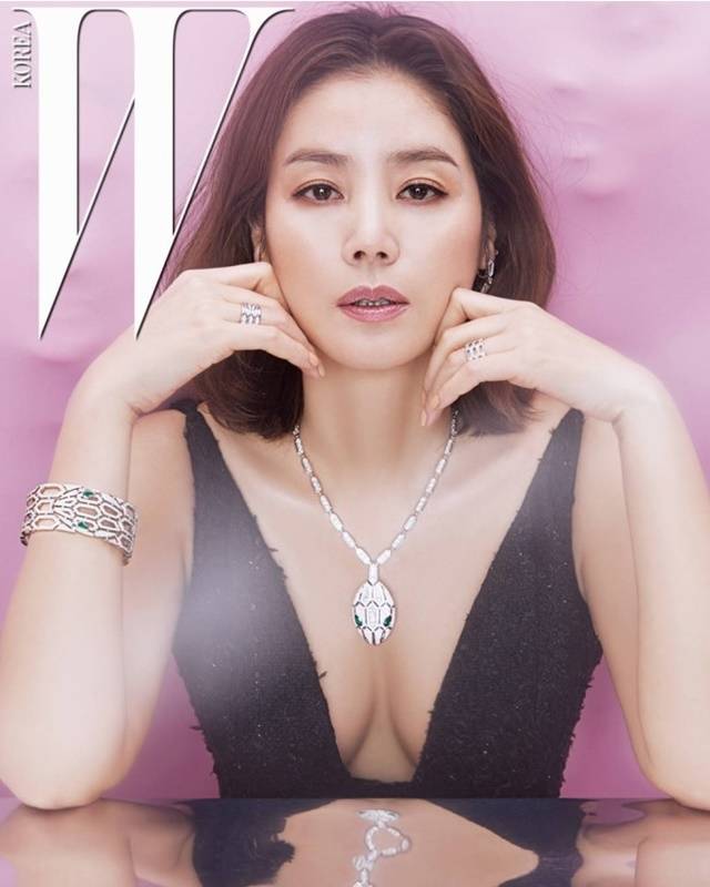 나이를 압도하는 절대 미모 배우 김성령은 50대 나이에도 20대 못지 않은 몸매와 동안 미모를 유지하고 있다. 지난해 1월 W코리아 화보를 찍은 김성령. /W 코리아 제공