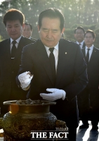 [TF포토] 정세균 국회의장, 4.19 민주묘지 참배