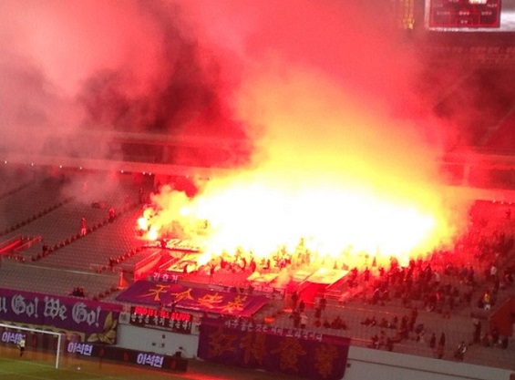 FC안양 서포터들이 홍염을 이용해 응원하고 있다.