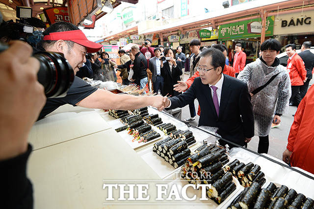 김밥집 사장님도 만나 악수