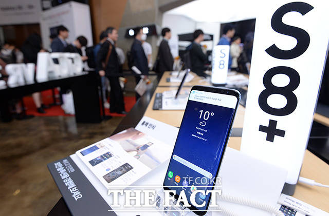 갤럭시S8 출시 삼성전자의 프리미엄 스마트폰 신제품 갤럭시S8이 21일 이동통신 3사를 통해 정식 출시된다. /남용희 기자
