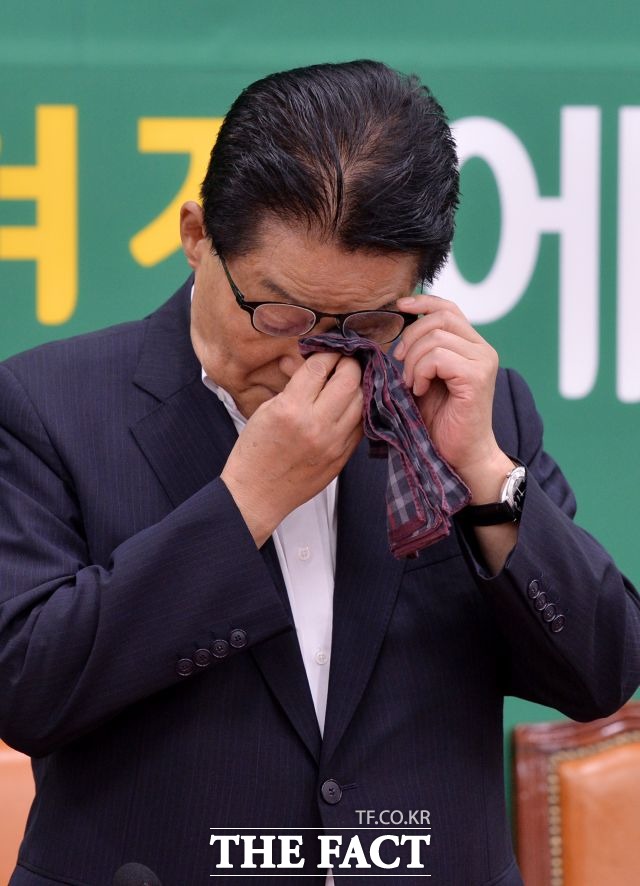 박지원 국민의당 대표가 상왕 논란에 대해 영원한 DJ 비서실장으로 남겼다고 일축했다. /더팩트DB