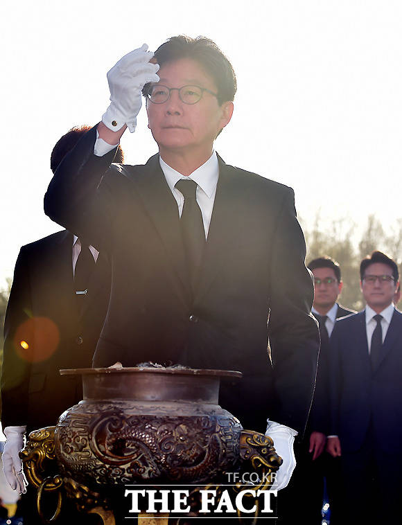 유승민 바른정당 대선 후보가 19일 오전 서울 강북구 수유동 국립 4.19 민주묘지를 찾아 참배하고 있다./이새롬 기자