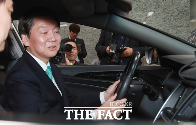 안철수 국민의당 대선후보가 21일 오후 울산광역시 중구 그린카기술센터를 방문, 자율주행차를 시승하고 있다. /울산=배정한 기자