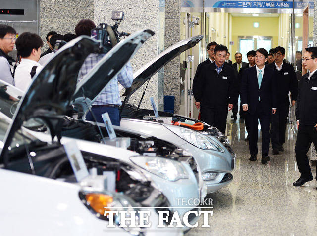 안철수 국민의당 대선후보가 21일 오후 울산광역시 중구 그린카기술센터를 방문해 친환경자동차와 자율주행차를 둘러보고 있다. /울산=배정한 기자