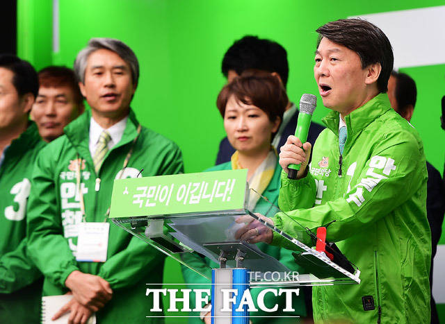 안철수 국민의당 대선후보가 21일 오후 울산광역시 남구 삼산동 롯데 백화점 앞에서 '시민이 이깁니다' 국민승리 유세에 참석해 시민들에게 지지를 호소하고 있다. /울산=배정한 기자