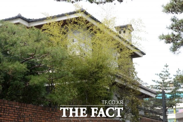 홍송열 회장이 지난달 28일 사들인 박근혜 전 대통령의 서울 삼성동 자택. /더팩트 DB