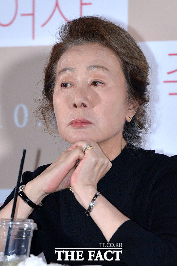 배우 윤여정이 윤식당 위생 논란에 예능 은퇴를 선언했다. /더팩트DB