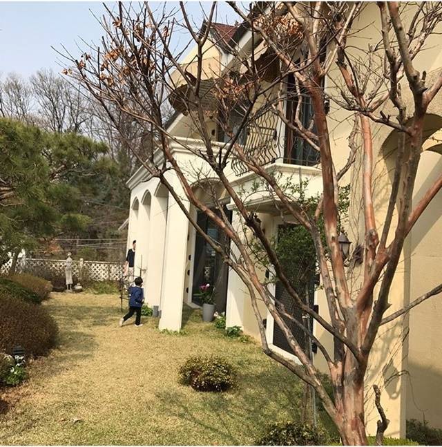 박근혜 전 대통령 내곡동 자택, 전 주인은 배우 신소미. 박근혜 대통령이 내곡동 자택을 새로 구입한 가운데 전 주인이 배우 신소미로 알려졌다./신소미 인스타그램 캡처