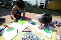 [TF사진관] '순수한 마음 그리는 아이들'…2017 한강 봄꽃 어린이 미술대회