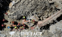 [TF포토] '역삼동 빌딩 붕괴'…매몰된 인부 중 1명 구조