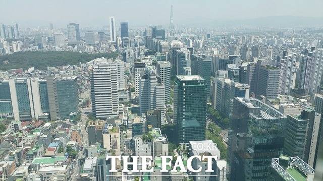 국내 30대 그룹 상장사의 시가총액이 영업이익 개선에 힘입어 1년여 사이 19%가량 늘어난 것으로 조사됐다. /더팩트 DB