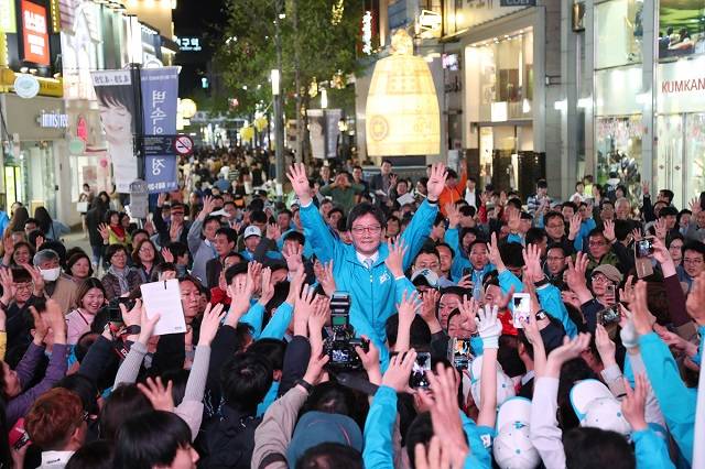 국민장인 유승민 바른정당 대선후보가 22일 대구 동성로에서 역전 만루홈런을 약속했다. /바른정당 제공