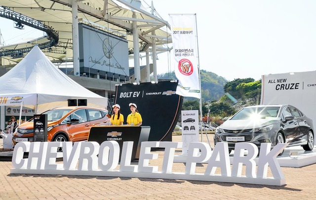 한국지엠 쉐보레가 지난 22일 인천 문학경기장을 시작으로 프로야구 마케팅에 본격적인 시동을 걸었다고 24일 밝혔다. /한국지엠 제공