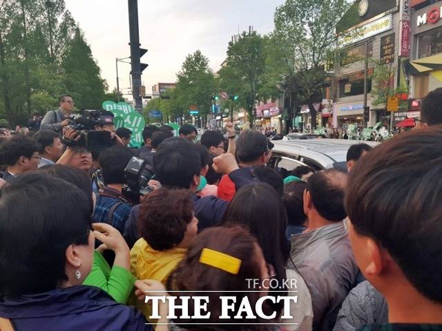 24일 광주광역시 전남대학교 후문에서 유세를 마치고 떠나는 안철수 국민의당 대선후보를 배웅하는 광주 시민들. / 광주=서민지 기자