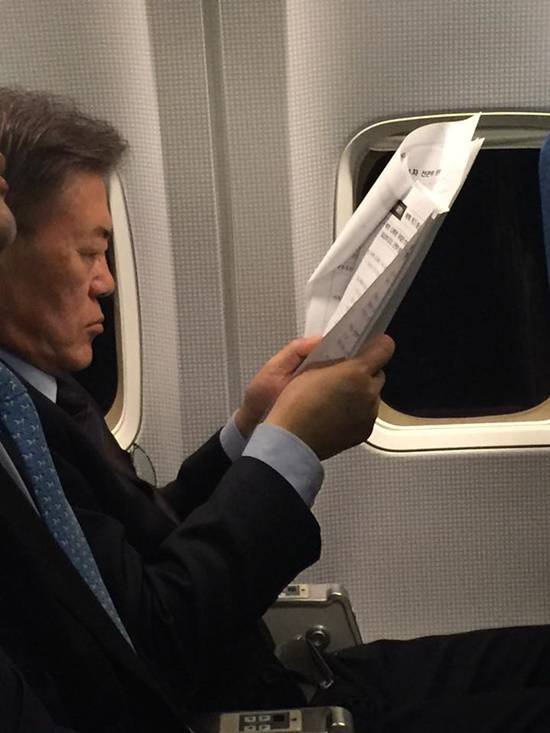 문재인 더불어민주당 대선후보가 지난 22일 부산 유세를 마치고 상경하는 비행기 안에서 열공 중이다./박영선 페이스북