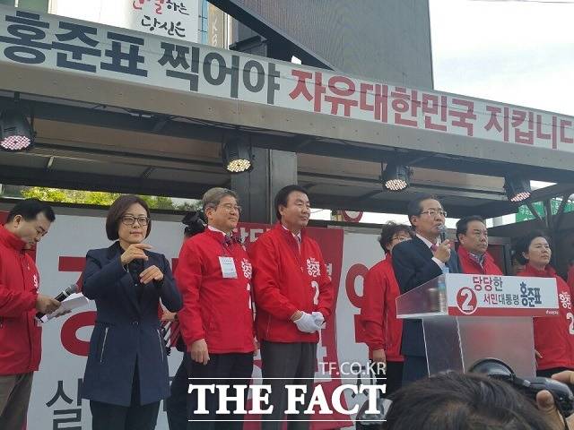 홍준표 자유한국당 대선후보가 24일 경기 구리시 돌다리사거리에서 연설하고 있다. /구리=신진환 기자