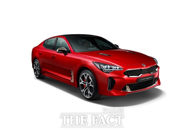 기아자동차가 자사 최초로 개발한 프리미엄 스포츠 세단 스팅어의 인테리어와 드라이빙 스펙을 25일 최초 공개했다. /기아자동차 제공