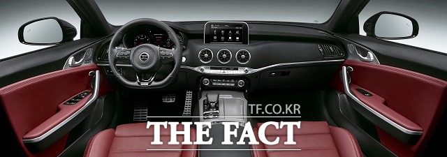 스팅어의 인테리어는 항공기 모티브의 아날로그한 감성을 기반으로 디자인됐다는 게 회사 측의 설명이다.