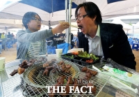 [TF포토] '품질 좋은 고기 싸게 먹어요'…한우 숯불구이 축제 개최
