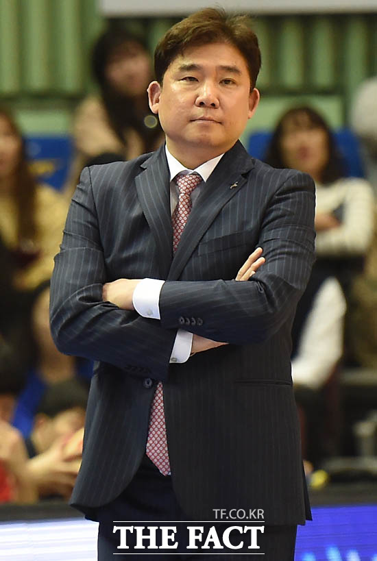 KGC 김승기 감독이 경기가 풀리지  않자 아쉬운 표정으로 코트를 지켜보고 있다.