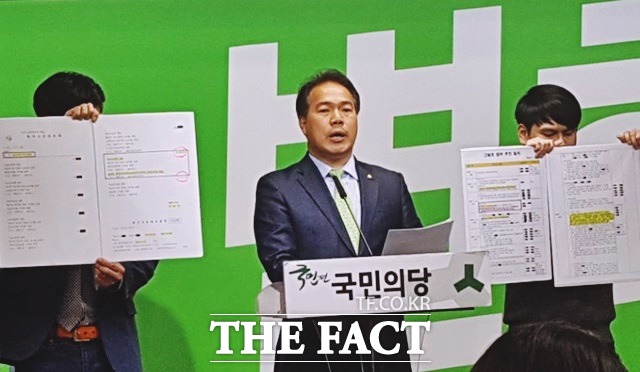 이용주 국민의당 공명선거추진단 단장은 26일 오후 서울 여의도 당사에서 문재인 더불어민주당 후보의 아들 문준용 씨 특혜 채용과 관련해 2007년 한국고용정보원이 문 후보 아들 문준용 씨 특혜 채용 의혹 무마를 위해 비밀계약을 했다며 의혹을 제기했다. /여의도=서민지 기자