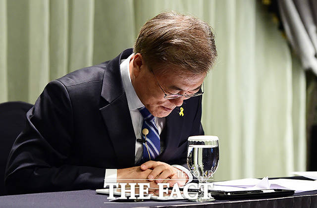 문재인 민주당 대선후보는 27일 한국인터넷신문협회 주최 인터뷰에서 기울어진 운동장 같은 언론 환경에서 그나마 제가 버틸 수 있었던 건 인터넷 매체 덕분이었다고 생각한다면서 국민을 위하는 대통령이 꼭 되고 싶다고 말했다. 인터뷰에 앞서 인사를 하는 문재인 후보. /여의도=배정한 기자