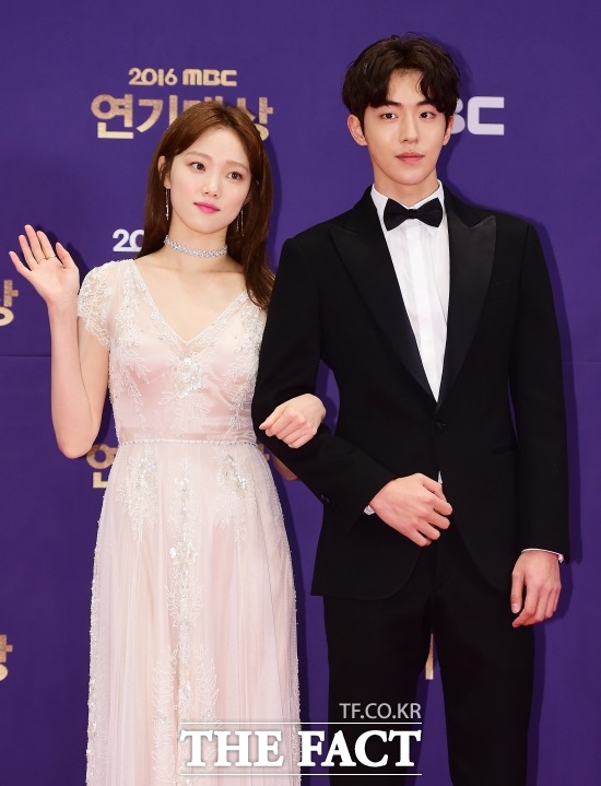 이성경(왼쪽) 남주혁 커플은 각자 SNS에 열애 증거로 보이는 사진들을 여러 장 올렸다. /배정한 기자