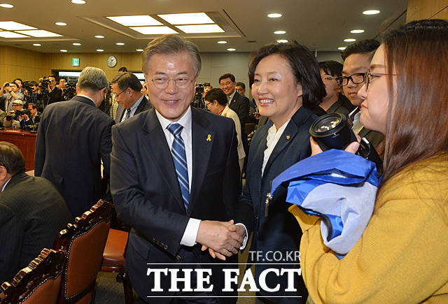 박영선 공동선대위원장(오른쪽)과 악수하는 문재인 대선후보