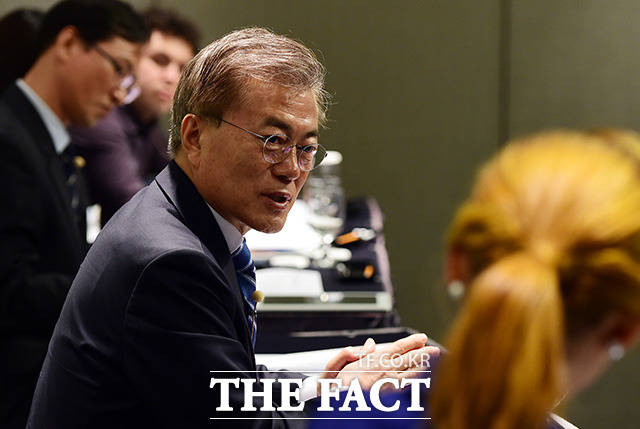 문 후보는 우리 역사 상 최초의 여론조사라고 보면 될 것 같다. 그렇게 국민과 소통하고 눈을 맞추고 그 속에서 국민의 아픔을 껴안고 눈물을 닦아주는 이런 정치, 제가 꼭 하고 싶다고 말했다. /여의도=배정한 기자