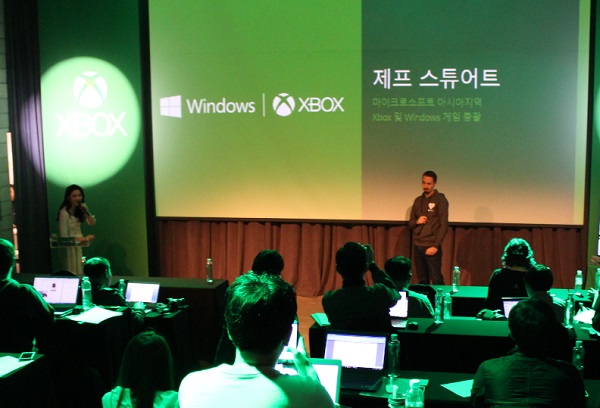 한국마이크로소프트가 27일 ‘2017 엑스박스 PC 게이밍 투어’를 개최했다. 제프 스튜어트가 새로운 PC게임 서비스를 소개하고 있다. /한국MS 제공