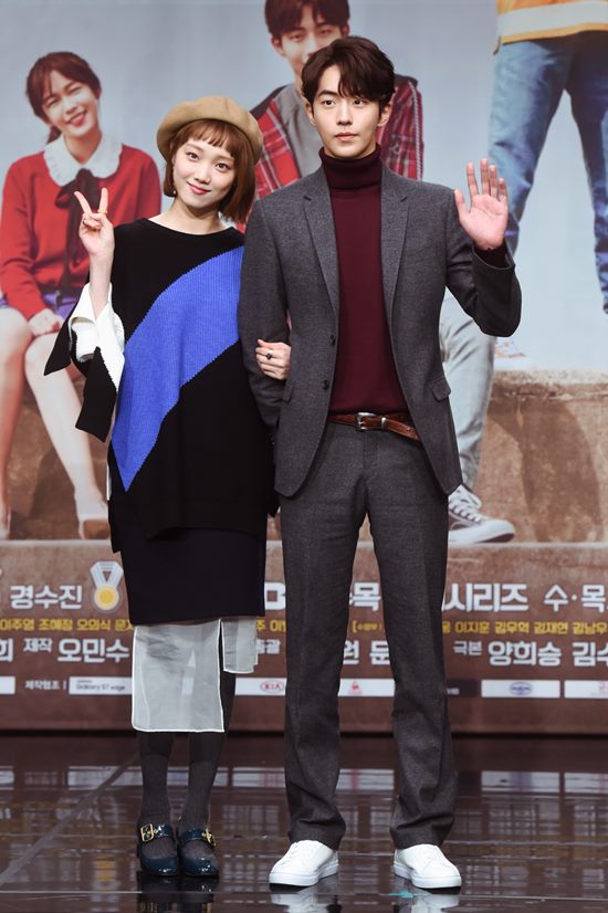 배우 이성경(왼쪽)과 남주혁이 최근 드라마 커플에서 실제 커플로 열애를 인정해 과거 행보들도 주목을 받고 있다. /MBC 제공