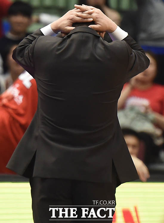 KGC 김승기 감독이 4쿼터 패색이  짙어지자  머리를 감싸며 아쉬워하고 있다.