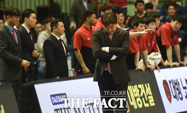 KGC가 78-82로 패한 가운데 김승기 감독이 아쉬운 표정으로 보이며 고개를 숙이고 있다.