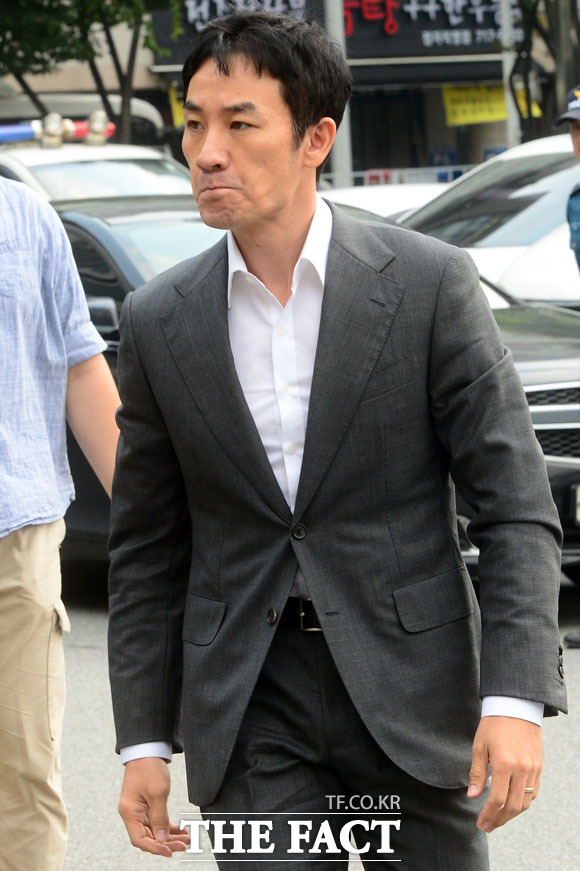 배우 엄태웅 허위 신고 여성 실형 선고 피해 회복 노력하지 않았다 28일 수원지법 성남지원 형사6단독(오택원 판사)은 배우 엄태웅을 허위 신고한 권 씨에게 징역 2년 6월, 성폭력 프로그램 40시간 이수를 명령했다./더팩트DB